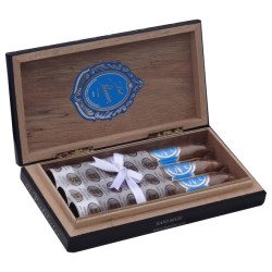 Caja con 3 puros premium torpedos en tubos de cristal.