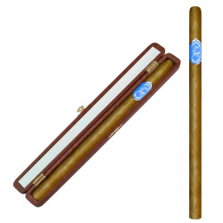 Un puro extralargo de tripa larga (hoja entera) en caja de madera con tapa de cristal.