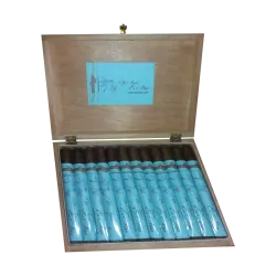 Caja de madera al natural con 24 puros Junior Tabaricos, aroma chocolate, 100% tabaco Mexicano, fortaleza suave.
